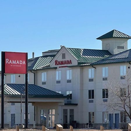 Ramada By Wyndham Estevan Esterno foto