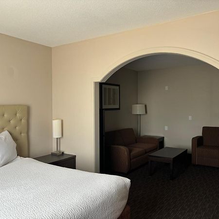 Ramada By Wyndham Estevan Esterno foto