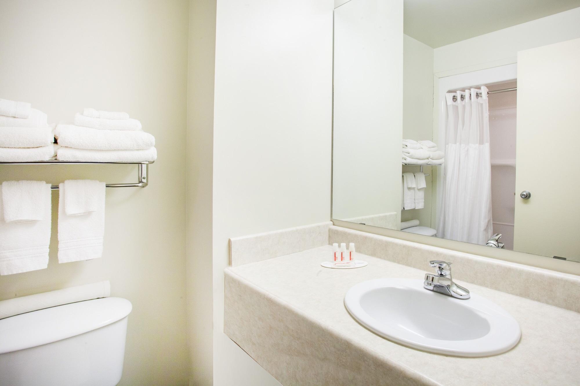 Ramada By Wyndham Estevan Esterno foto