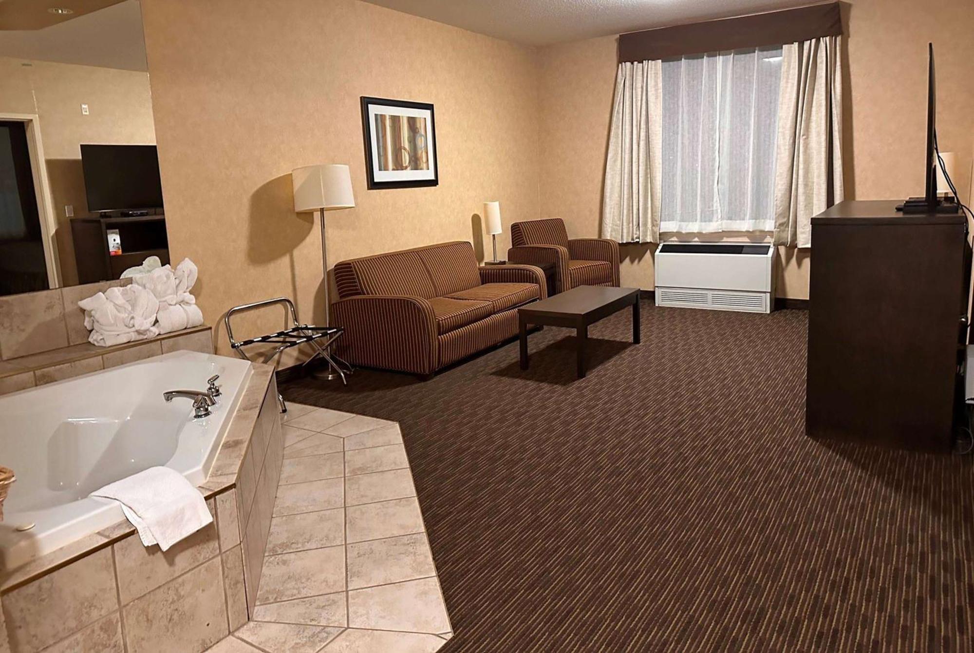 Ramada By Wyndham Estevan Esterno foto