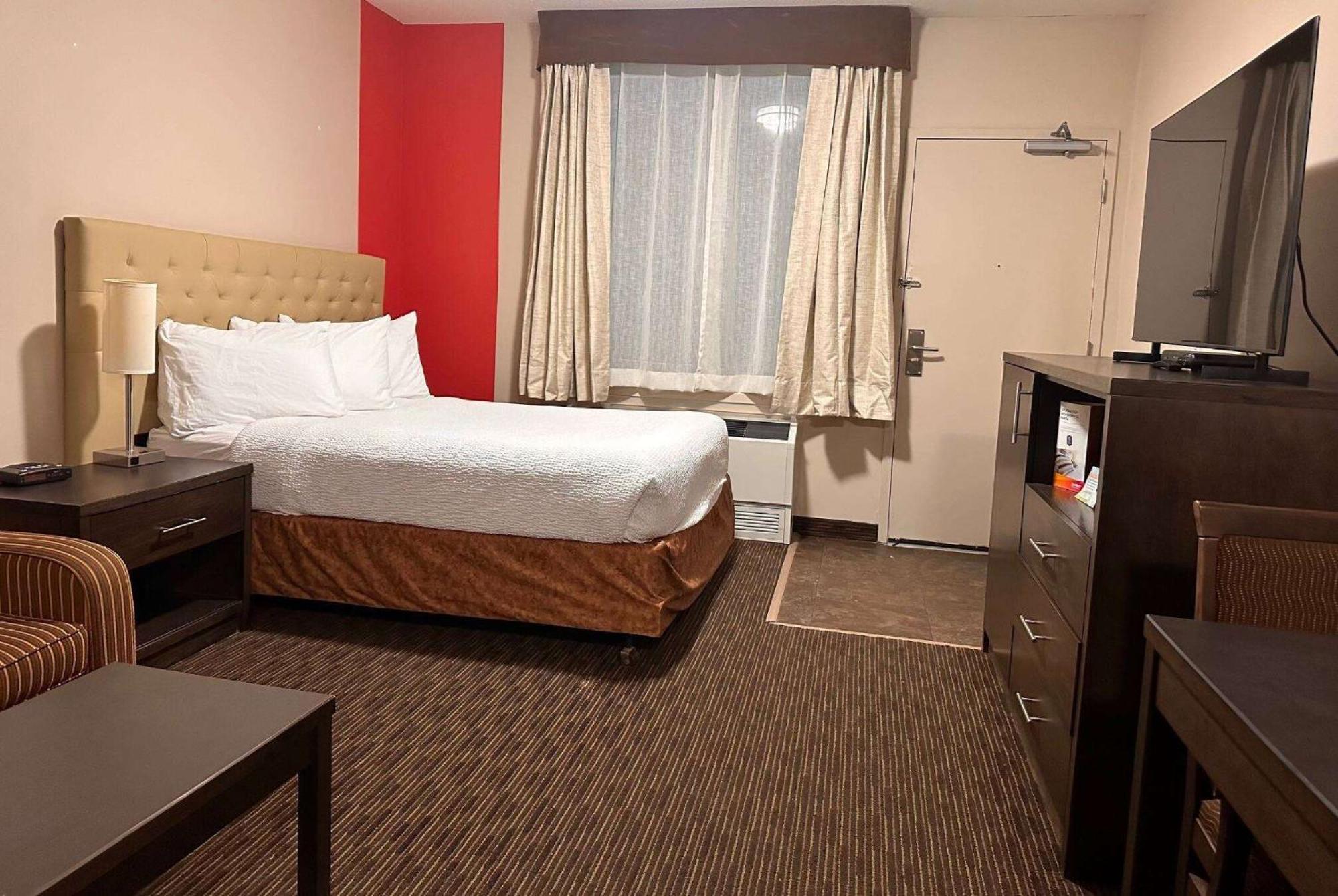 Ramada By Wyndham Estevan Esterno foto