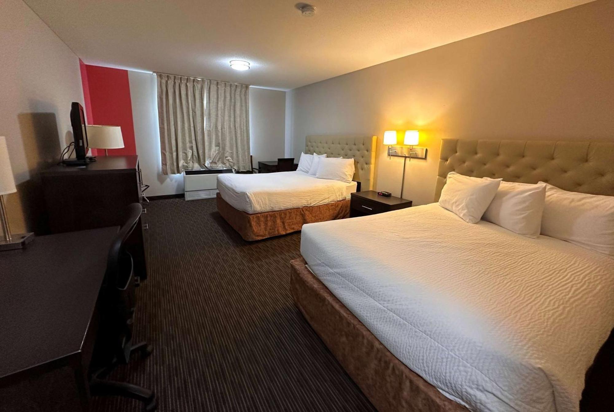 Ramada By Wyndham Estevan Esterno foto