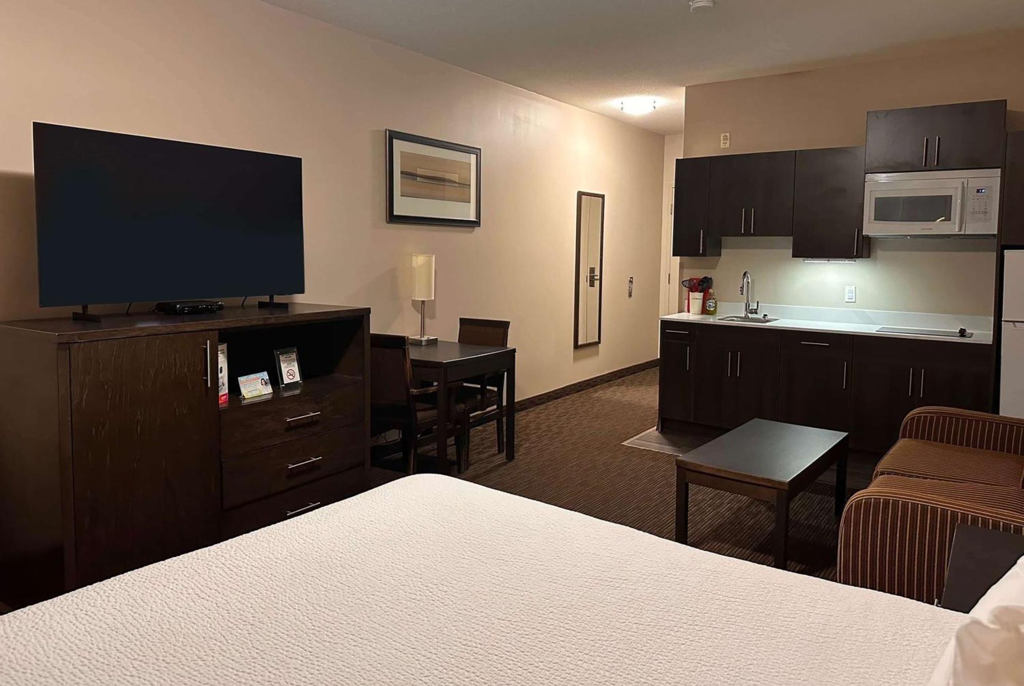 Ramada By Wyndham Estevan Esterno foto