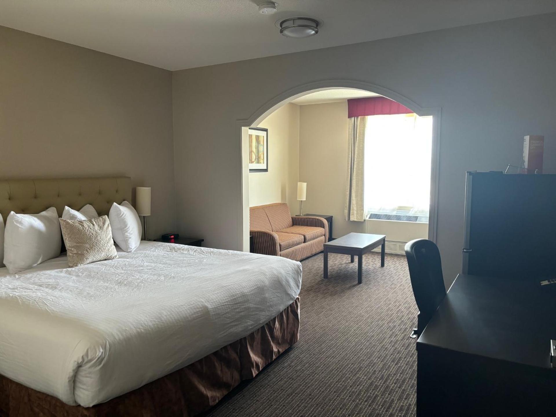 Ramada By Wyndham Estevan Esterno foto