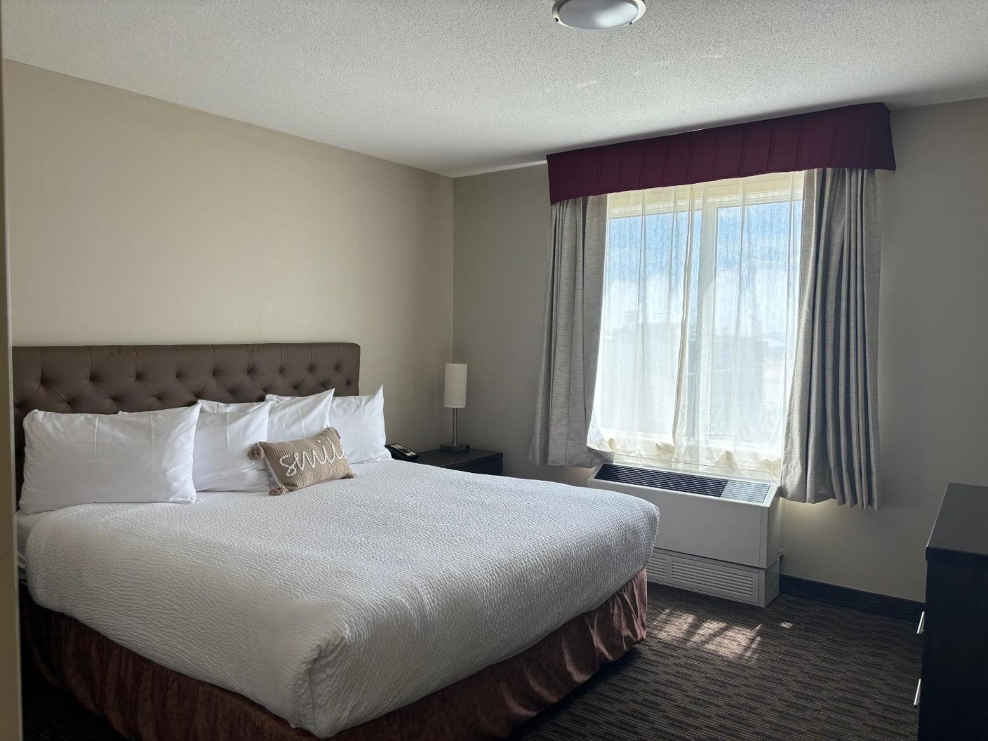 Ramada By Wyndham Estevan Esterno foto