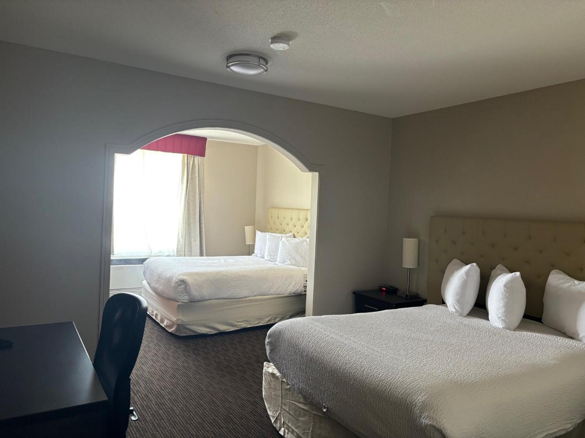 Ramada By Wyndham Estevan Esterno foto