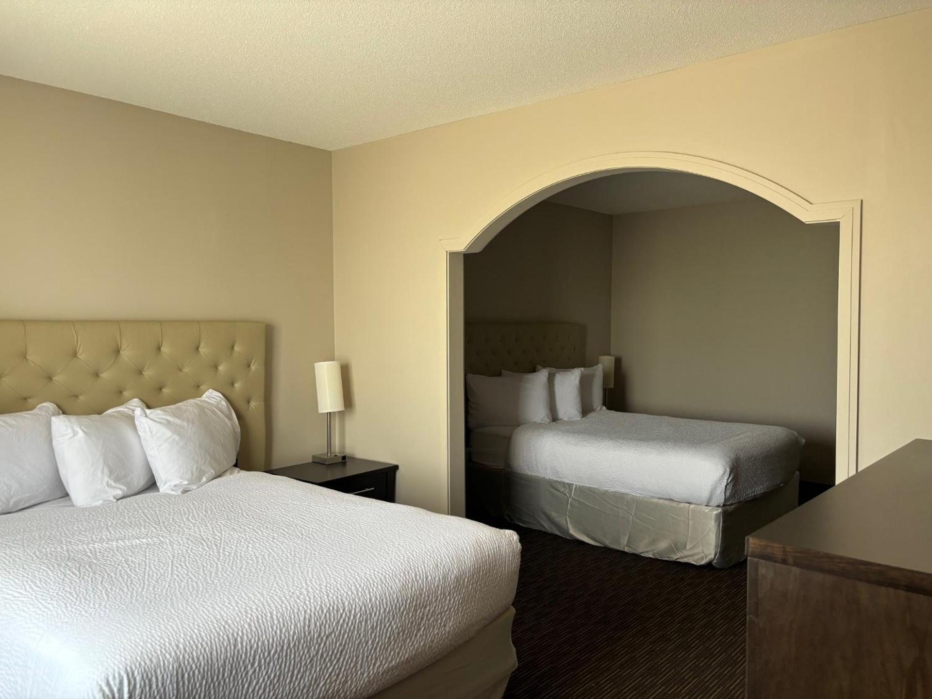 Ramada By Wyndham Estevan Esterno foto