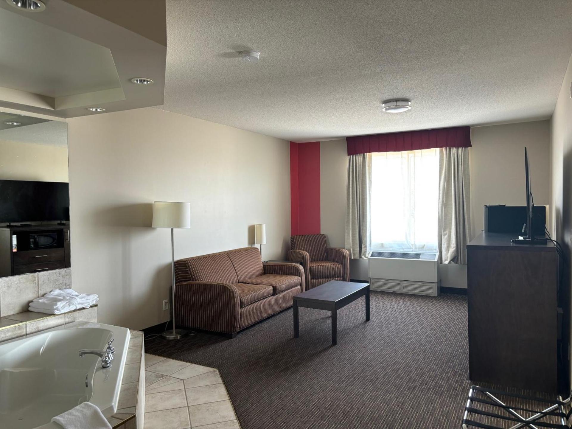 Ramada By Wyndham Estevan Esterno foto
