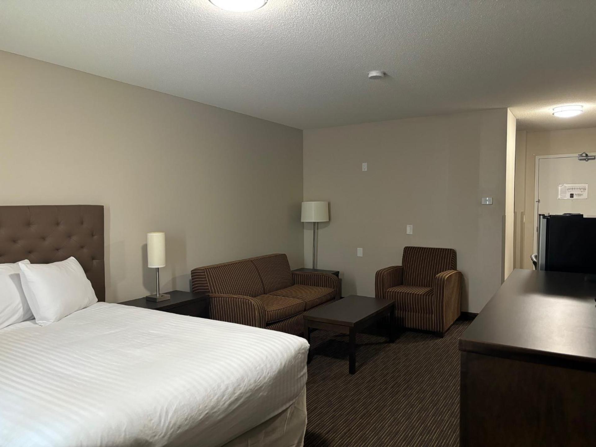 Ramada By Wyndham Estevan Esterno foto