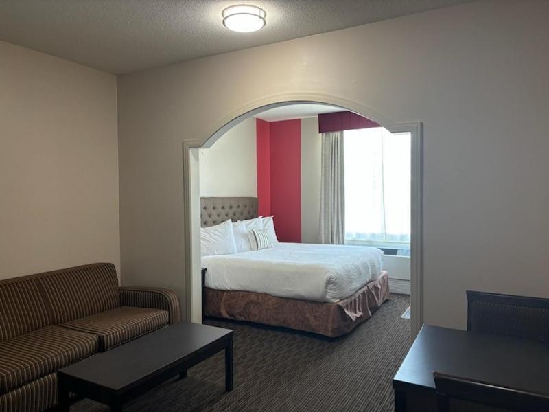 Ramada By Wyndham Estevan Esterno foto
