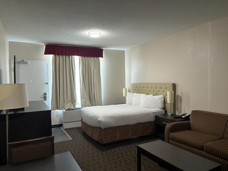 Ramada By Wyndham Estevan Esterno foto