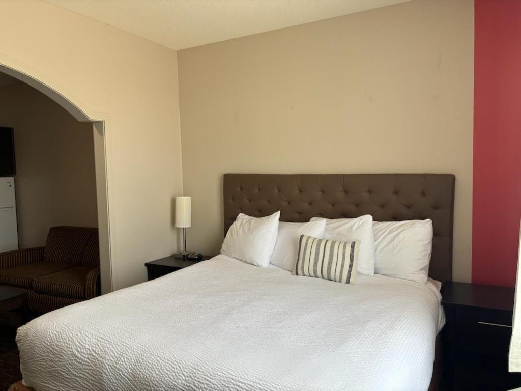 Ramada By Wyndham Estevan Esterno foto