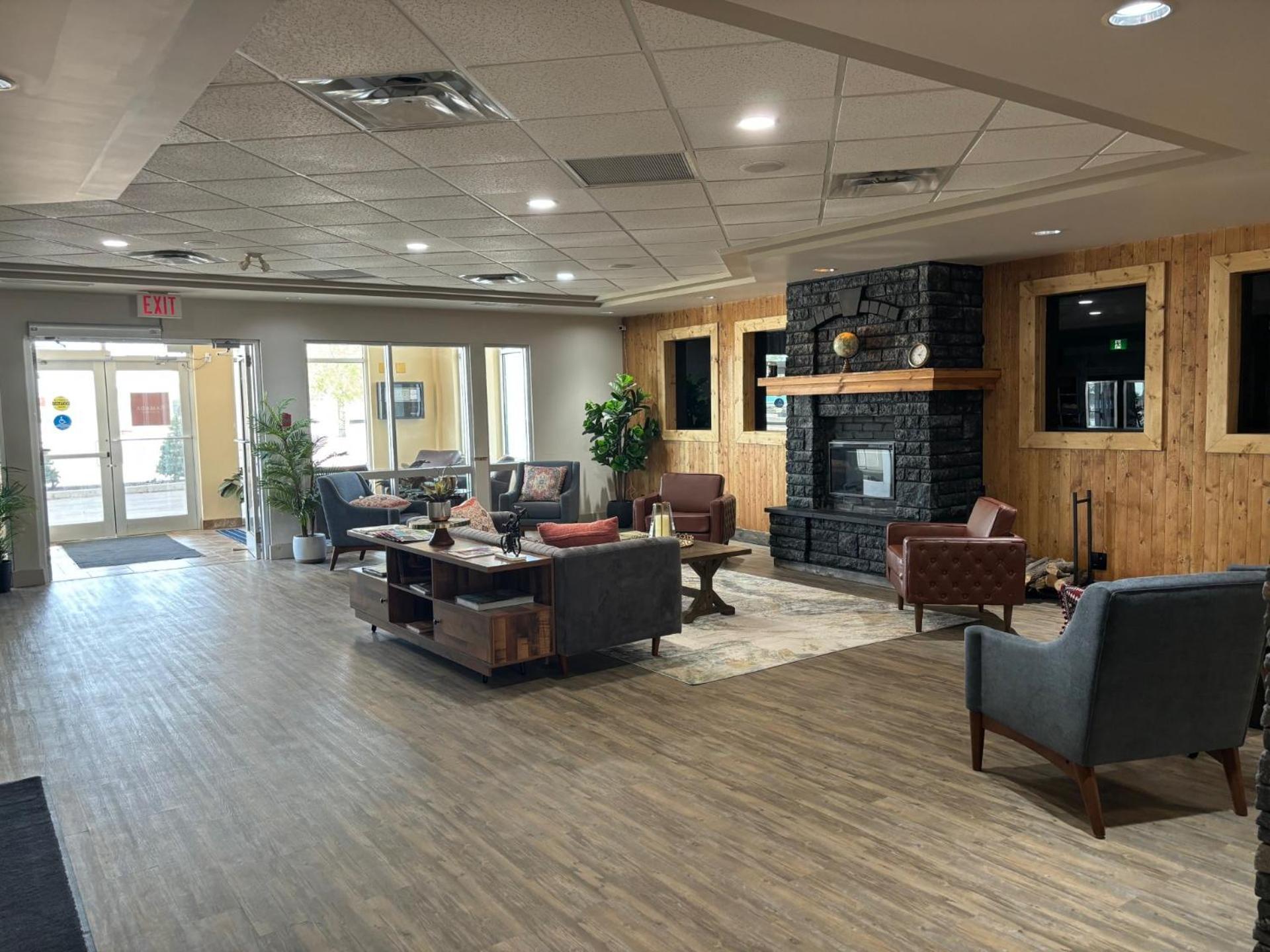 Ramada By Wyndham Estevan Esterno foto