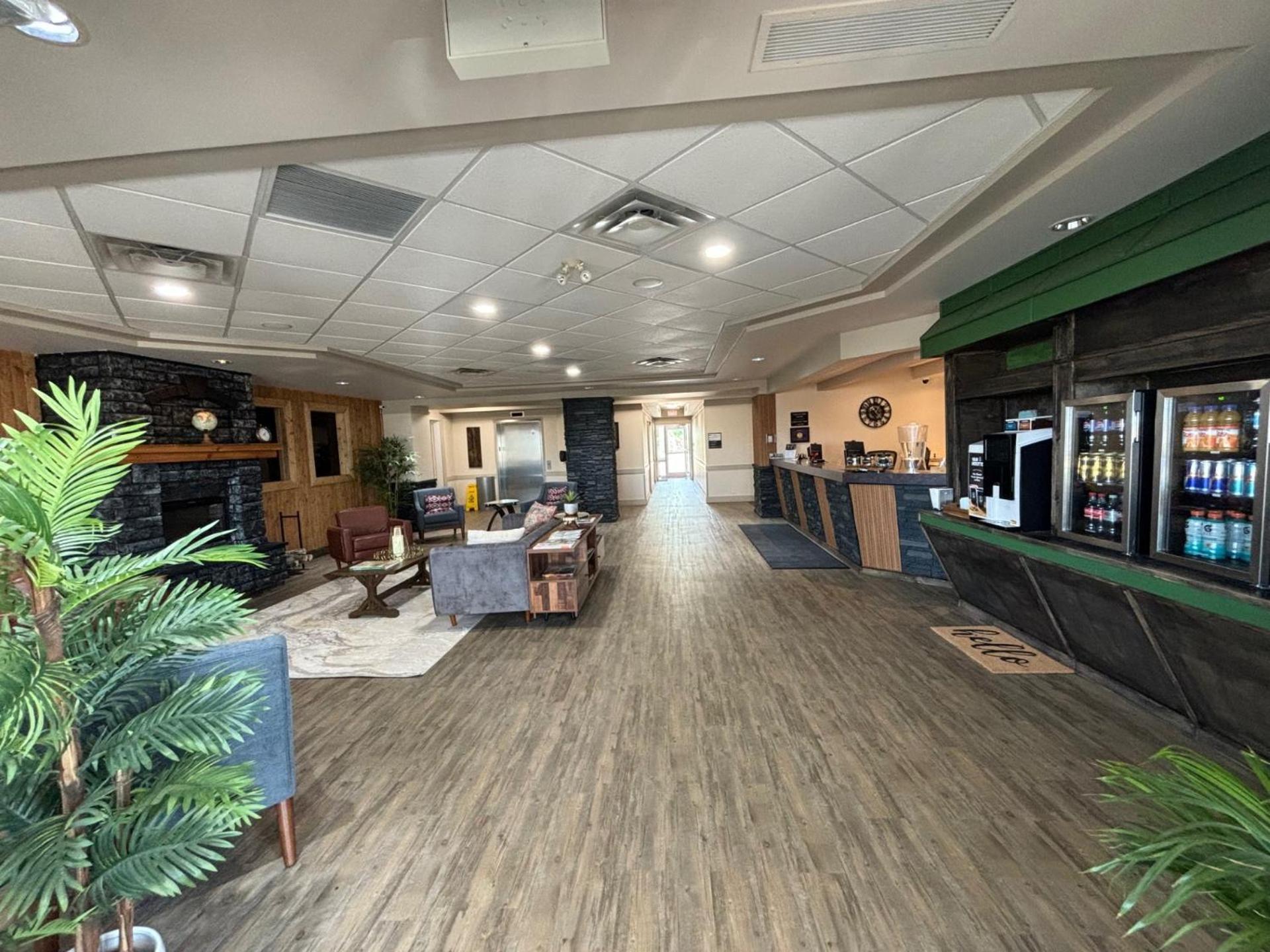 Ramada By Wyndham Estevan Esterno foto