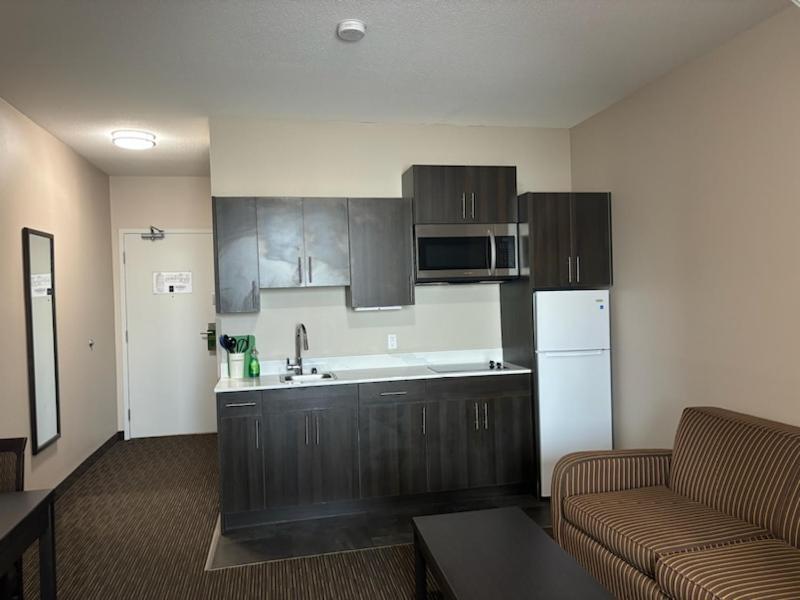 Ramada By Wyndham Estevan Esterno foto