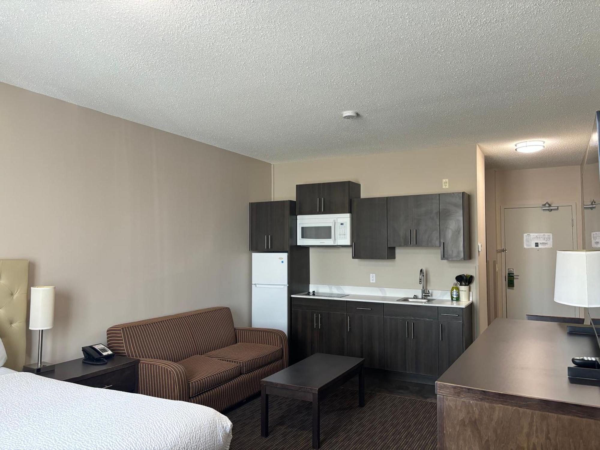 Ramada By Wyndham Estevan Esterno foto