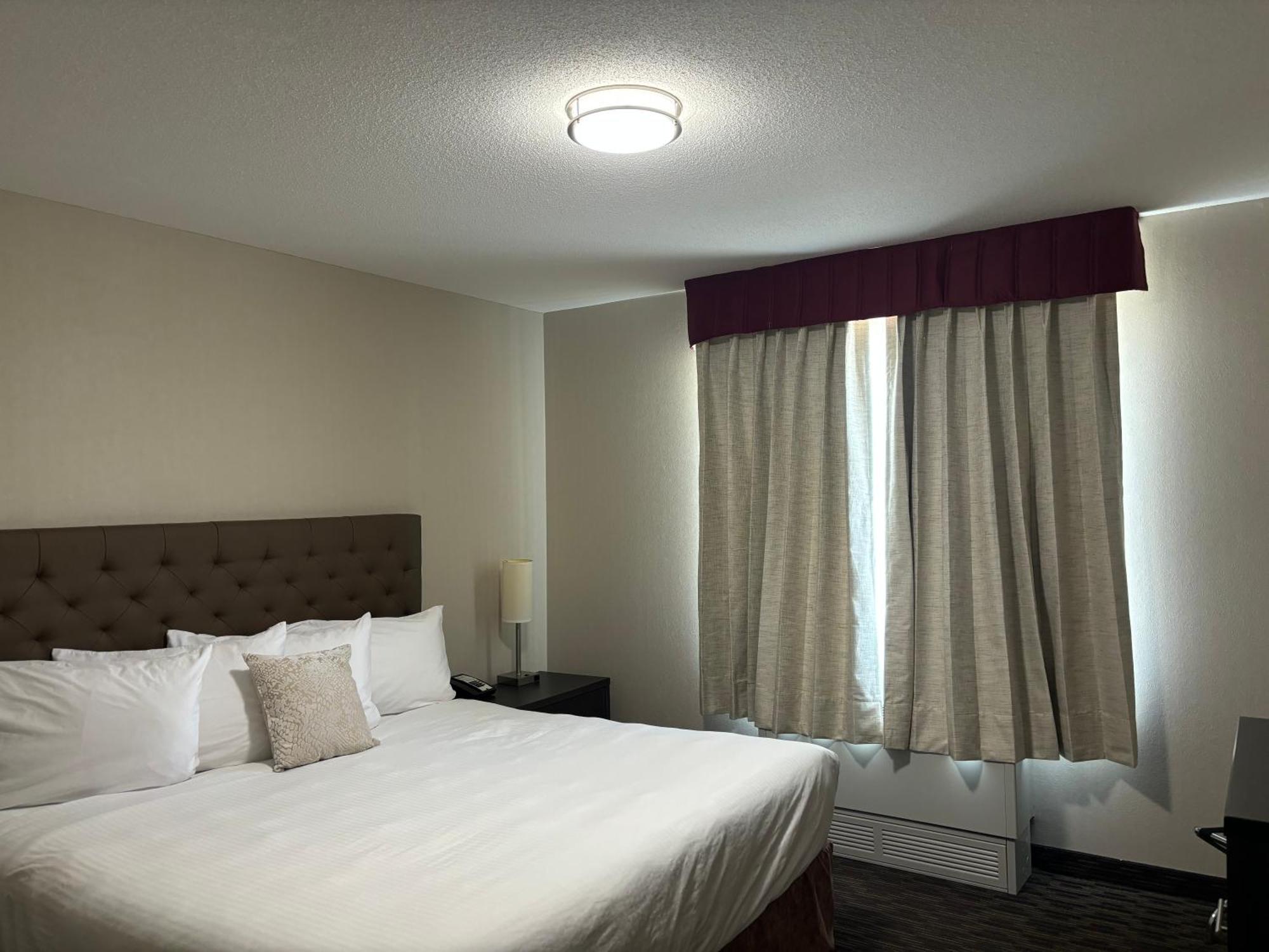 Ramada By Wyndham Estevan Esterno foto