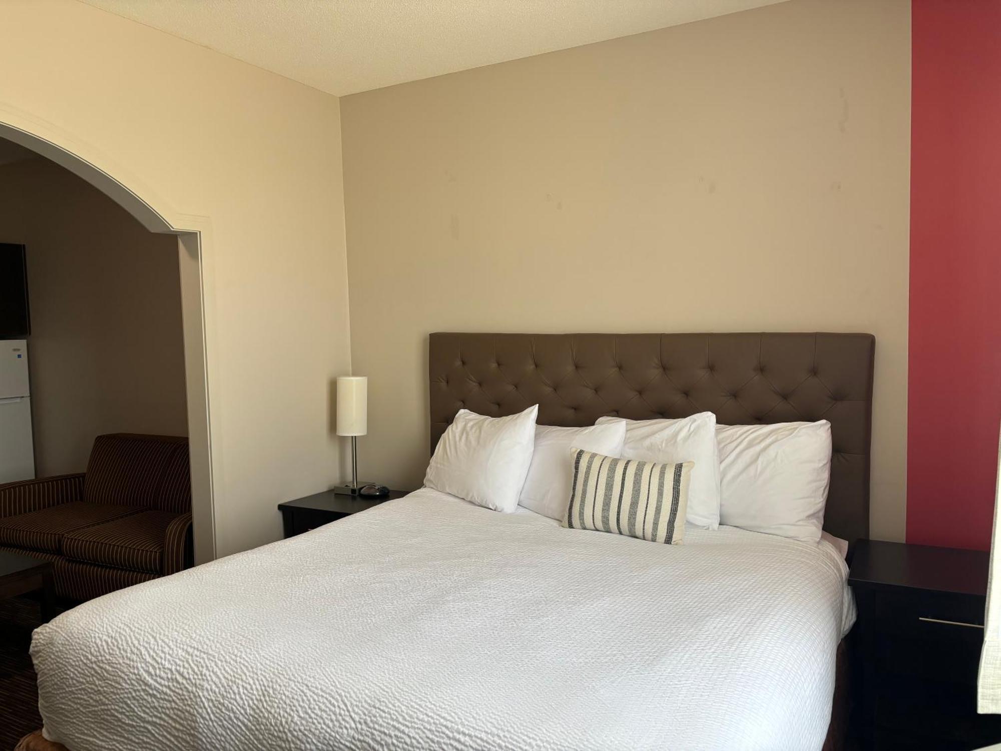 Ramada By Wyndham Estevan Esterno foto