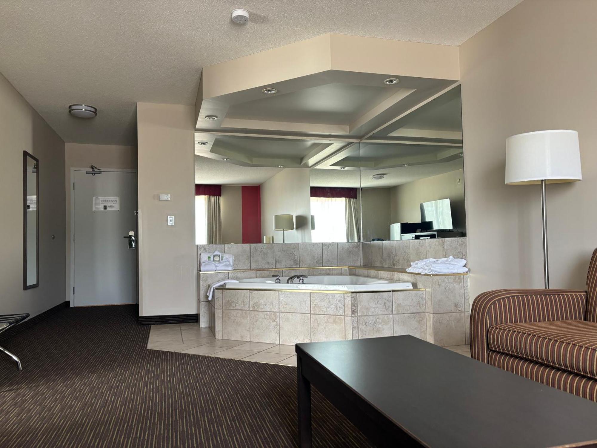 Ramada By Wyndham Estevan Esterno foto