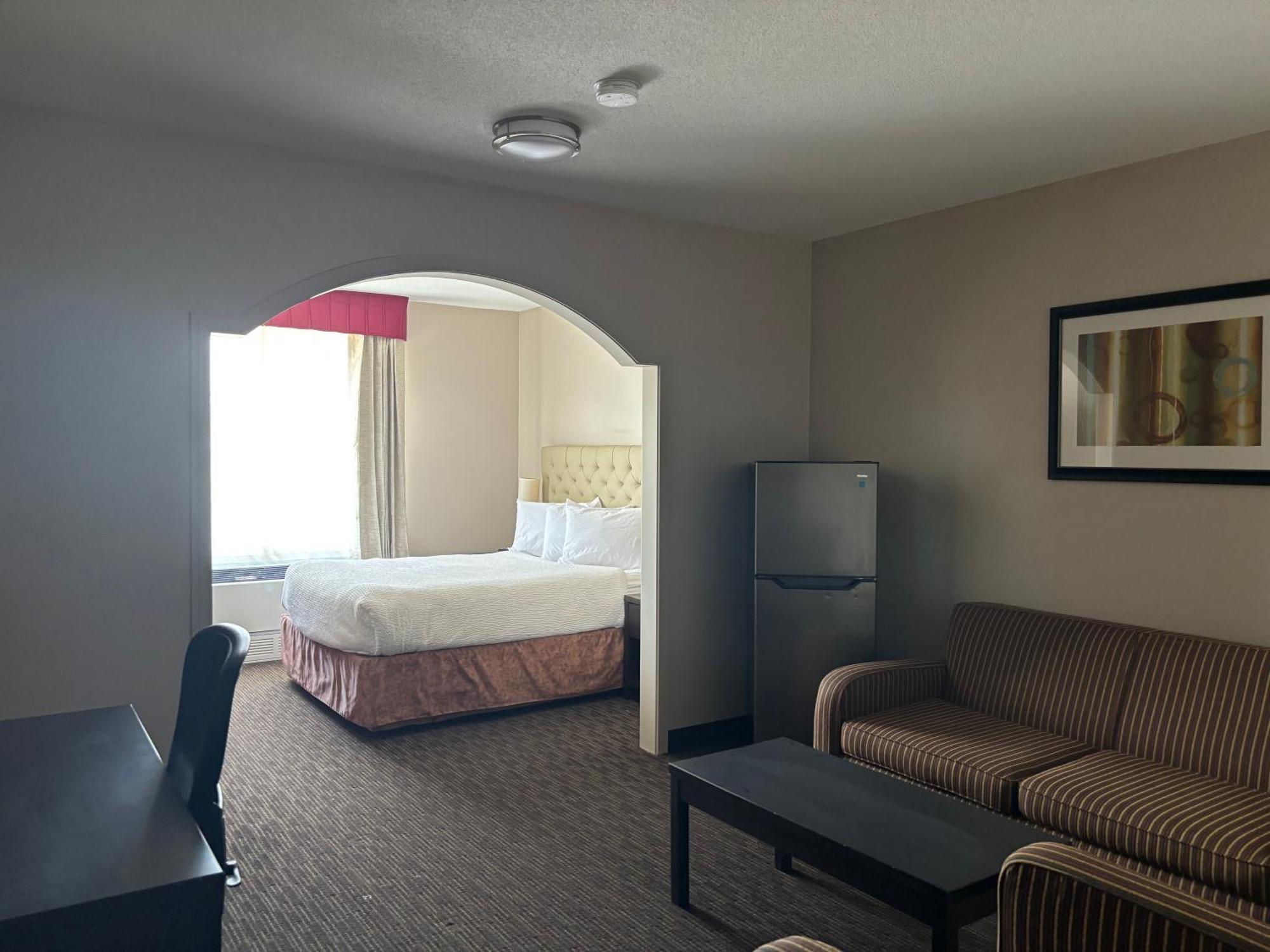 Ramada By Wyndham Estevan Esterno foto